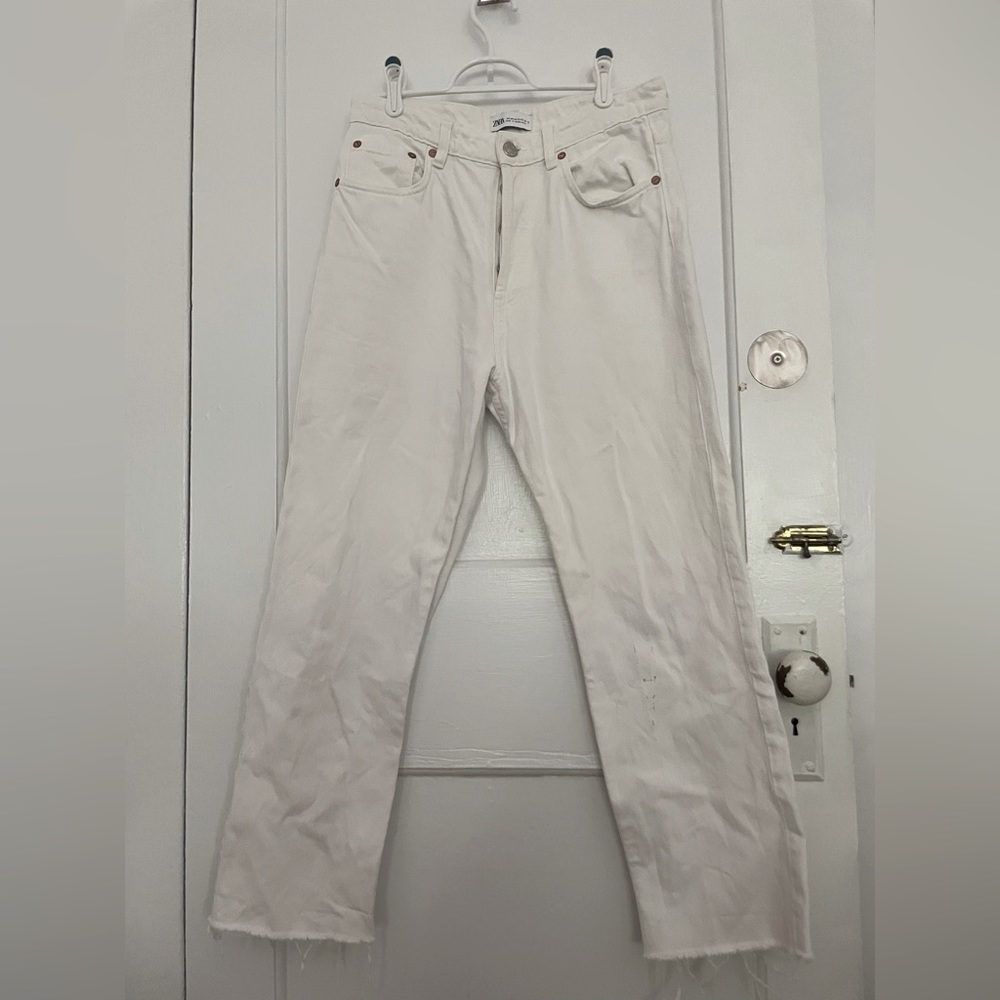 Zara white high rise straight leg jeans. Size 29.